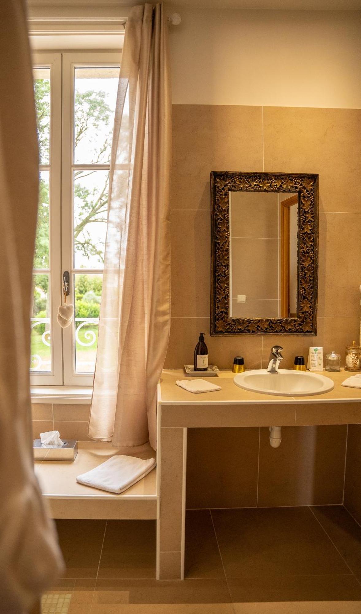 Chateau De Lussac Lussac  Zimmer foto